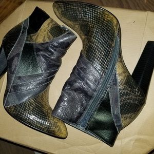 Carlos Santana Grey multi snake bootie Size 8M